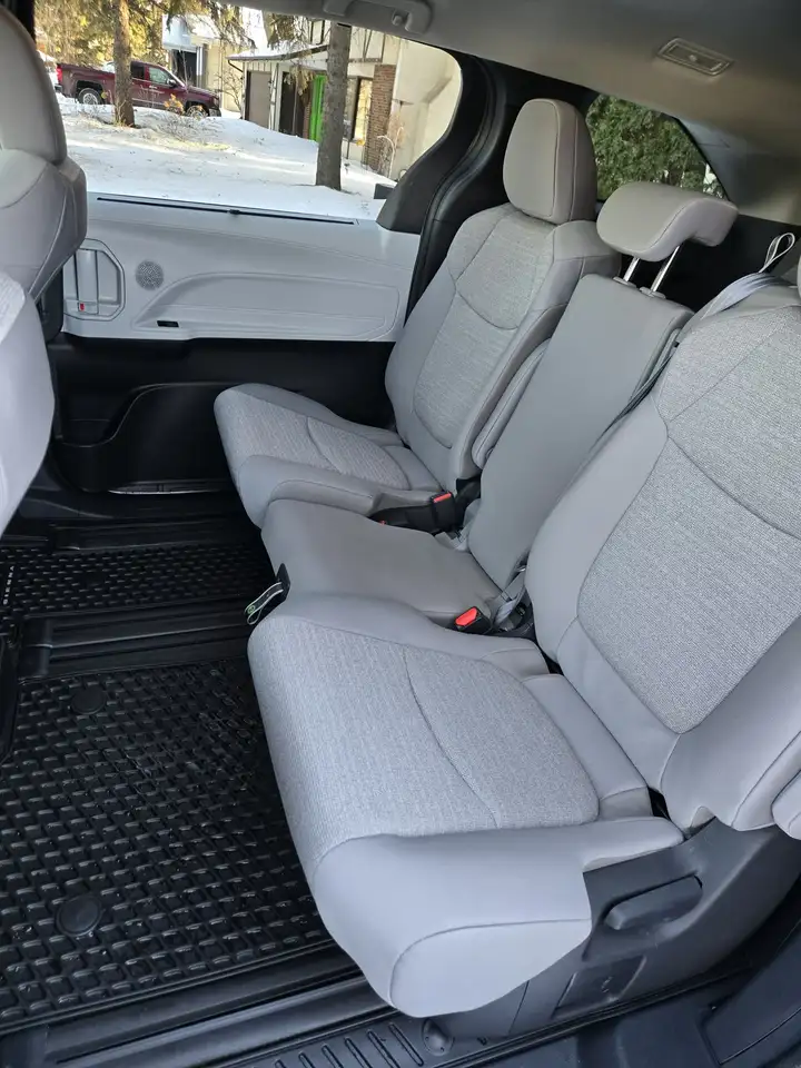 Toyota Sienna снимка Toyota Sienna