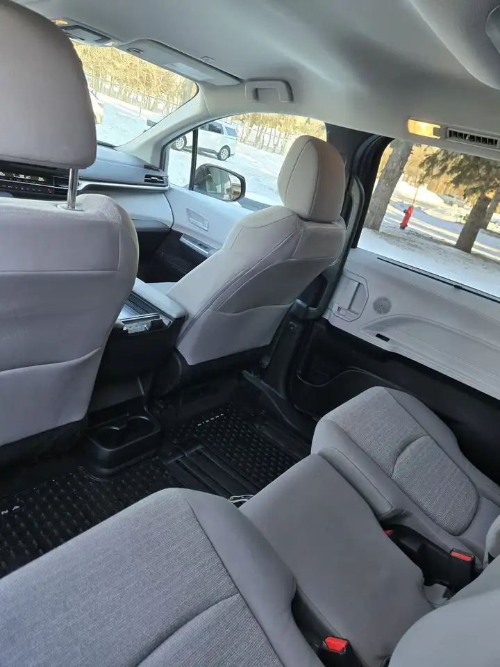 Toyota Sienna снимка Toyota Sienna