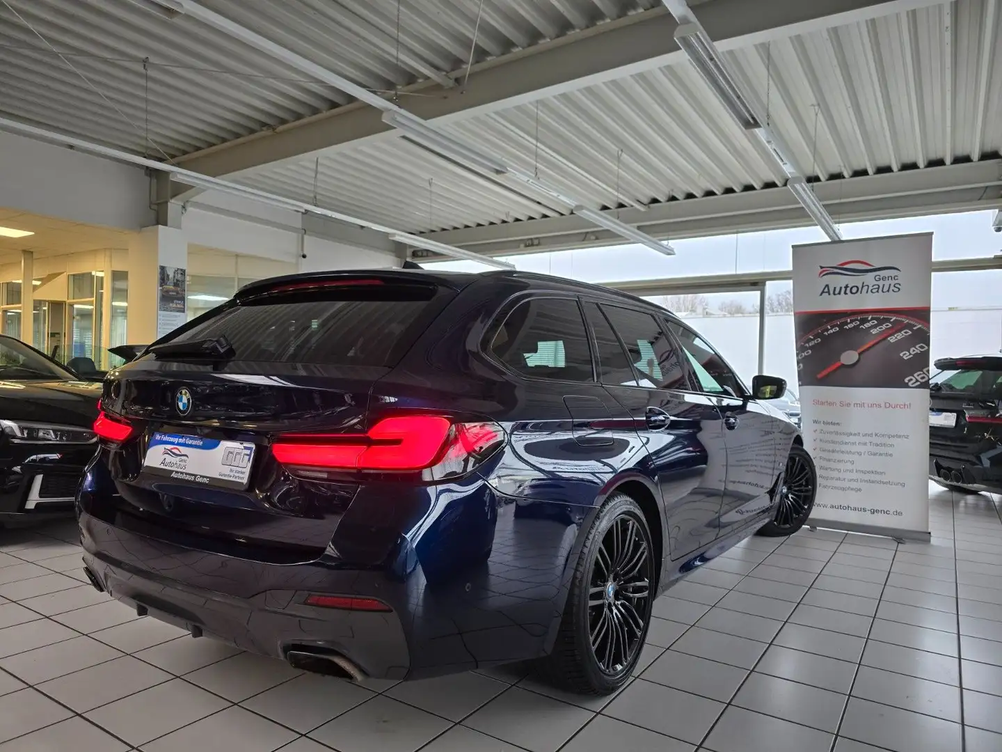 BMW 530 d Touring xDrive M Sport Edition HUD Laser Blau - 2