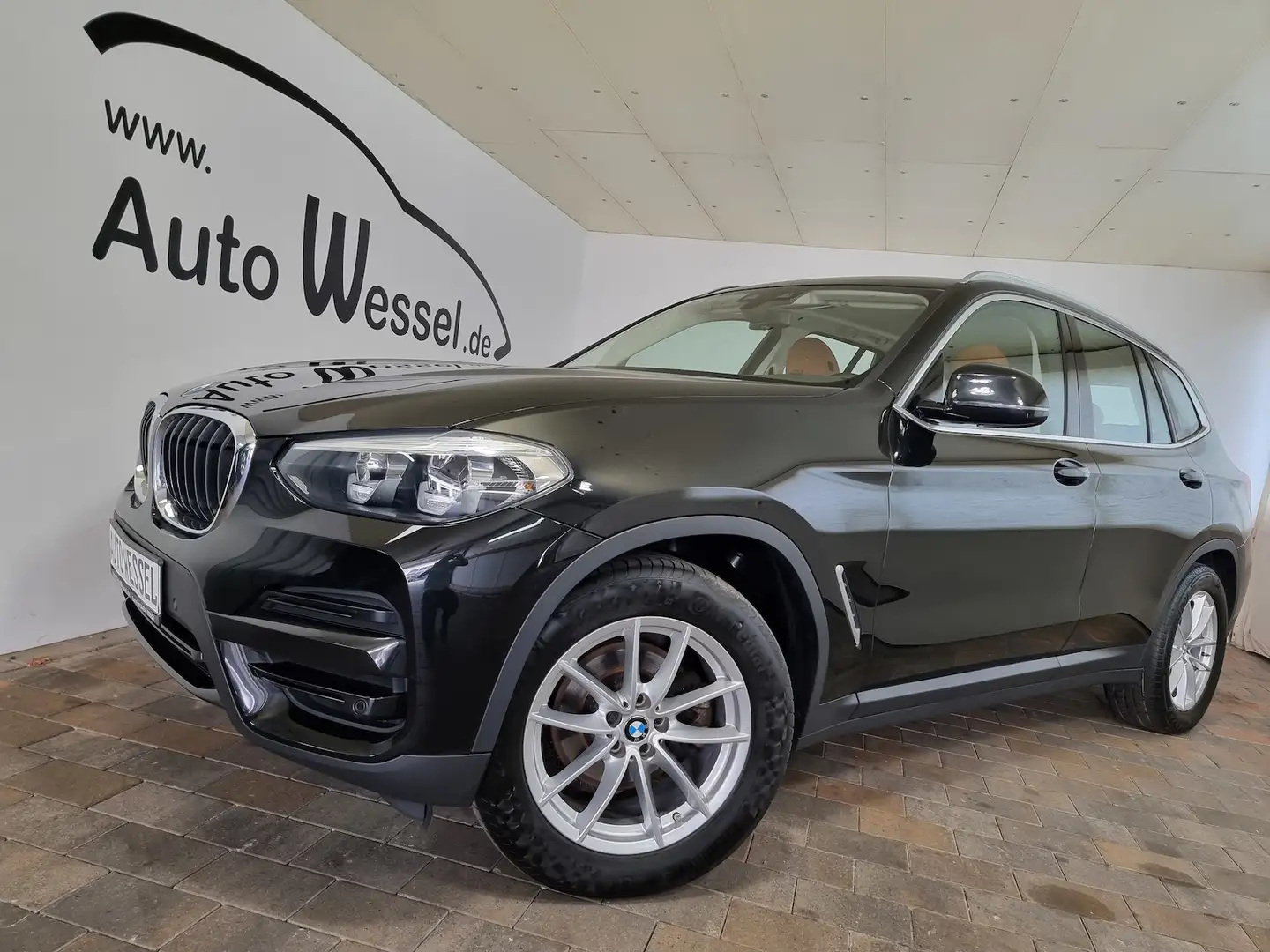 BMW X3 xDrive 20d Advantage Leder Navi LED Zwart - 1