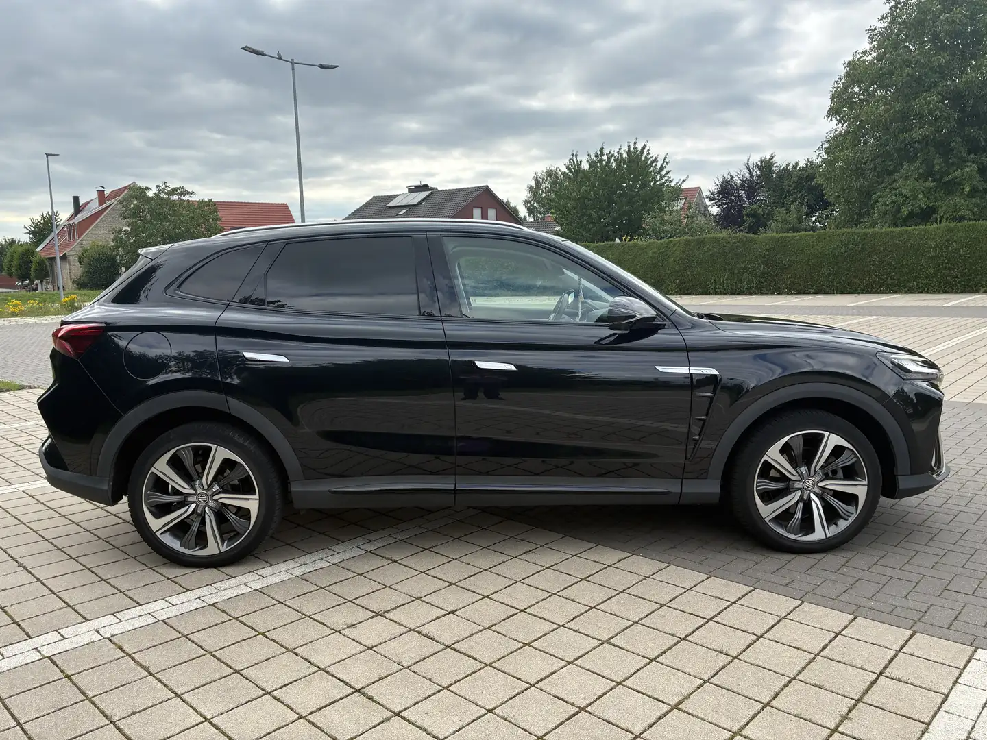 MG Marvel R Performance Schwarz - 1
