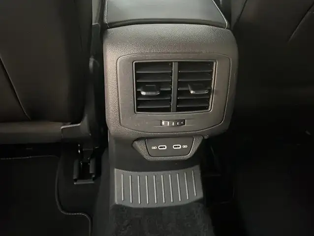 Volkswagen T-Roc view 17