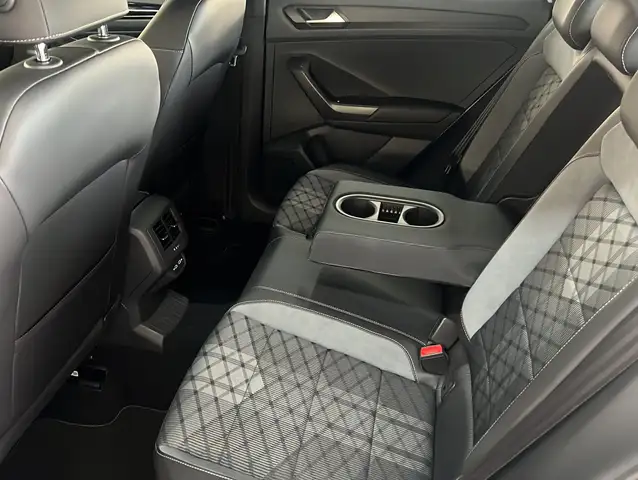 Volkswagen T-Roc view 18