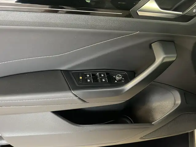 Volkswagen T-Roc view 5