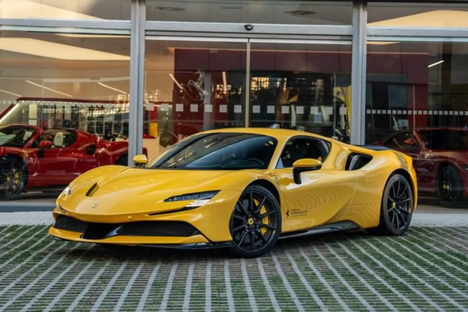 Ferrari SF90 Stradale Coupé Amarillo - 1