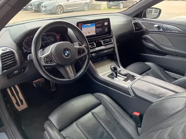 BMW 8 Series view 10