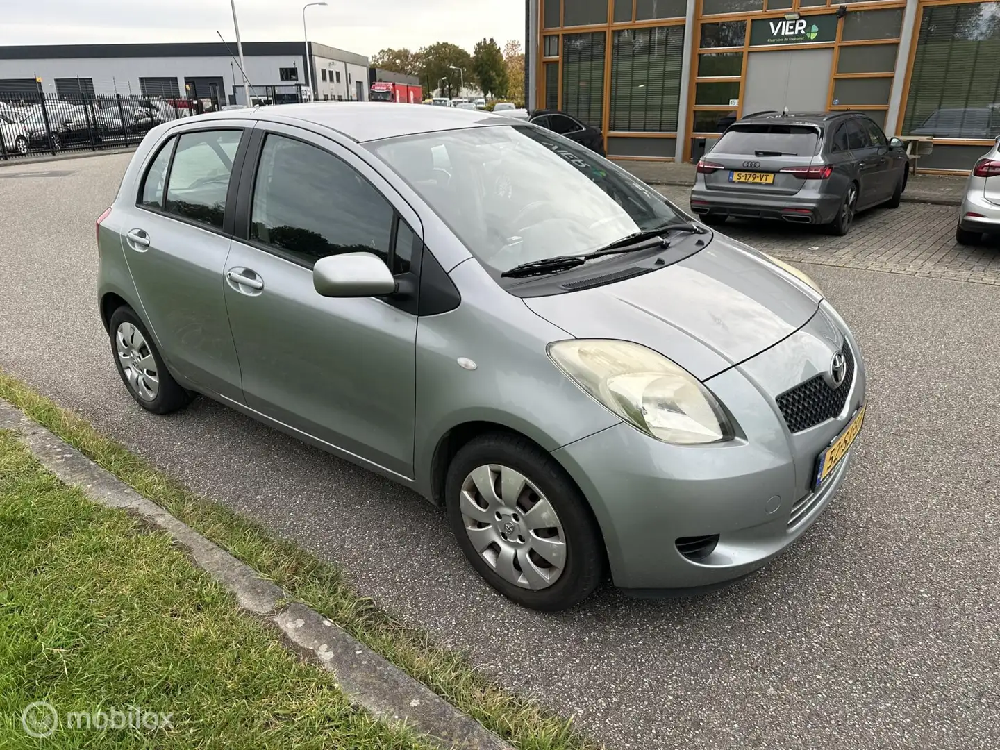 Toyota Yaris 1.3 VVTi Sol Grijs - 2