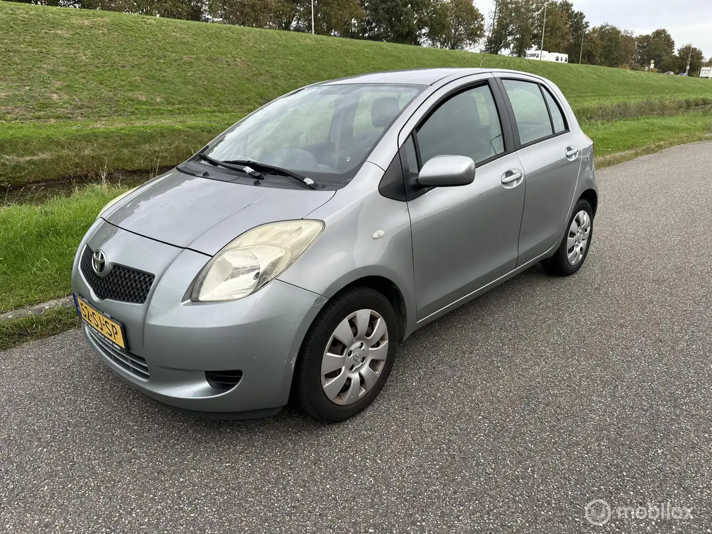 Toyota Yaris 1.3 VVTi Sol Grijs - 1