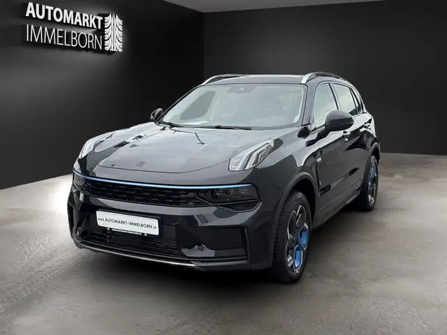 Lynk & Co 01 view 3