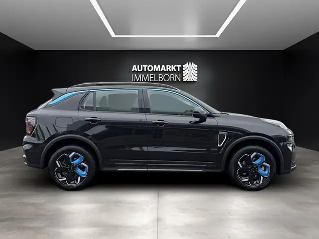 Lynk & Co 01 view 11