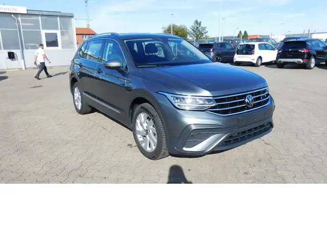 Volkswagen Tiguan Allspace view 6