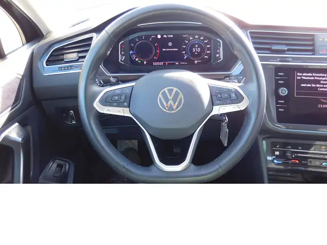 Volkswagen Tiguan Allspace view 8