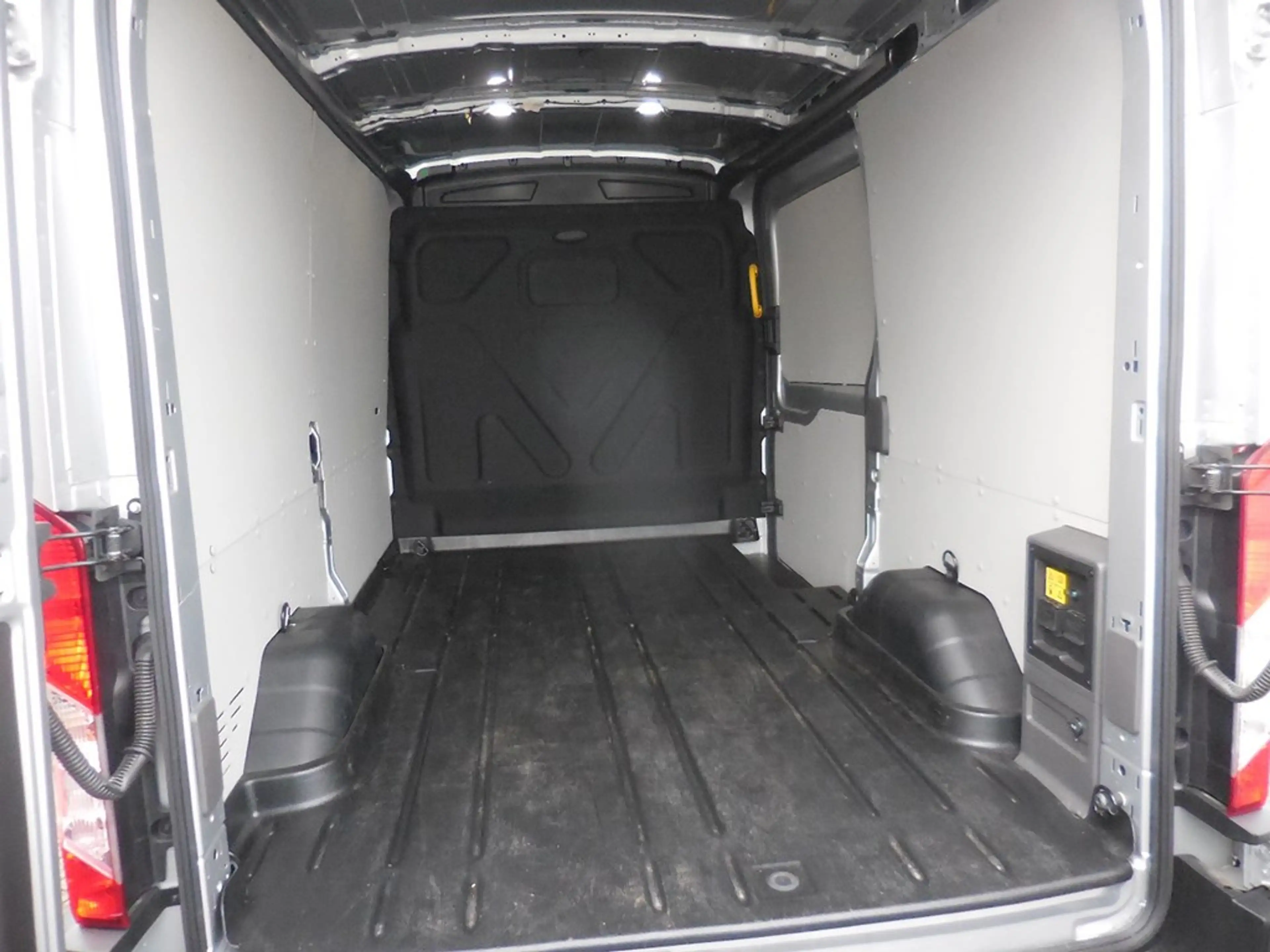 Ford E-Transit Trend — photo 13