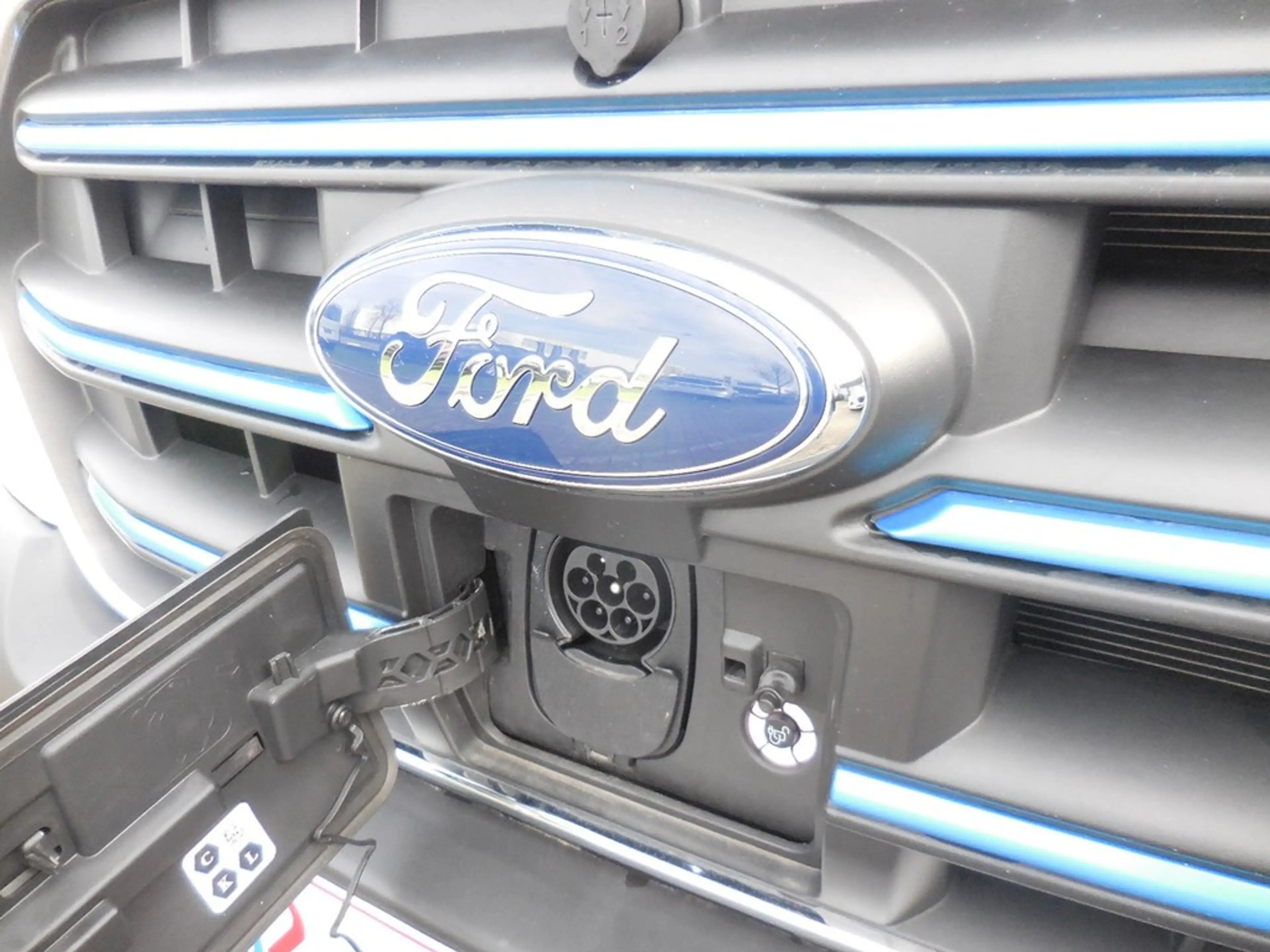 Ford E-Transit Trend — photo 15