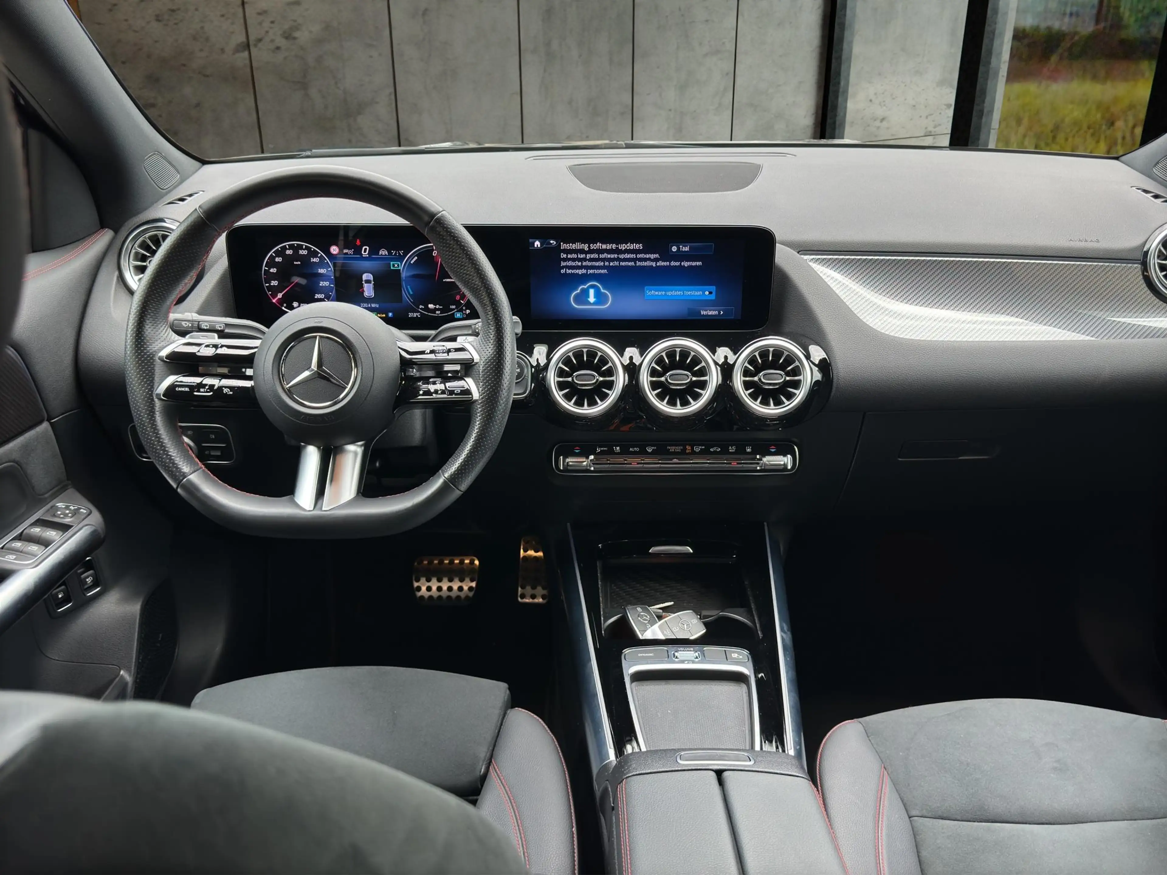 Mercedes-Benz GLA 250 e AMG Line — photo 14