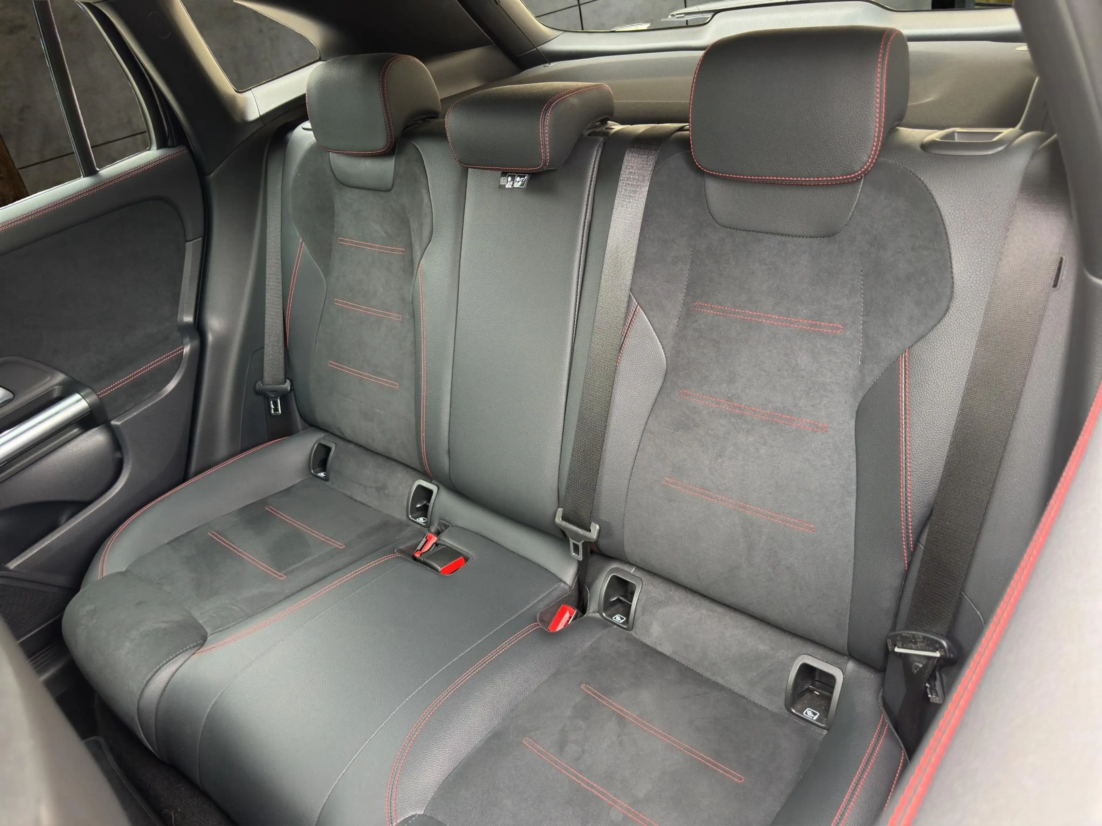 Mercedes-Benz GLA 250 e AMG Line — photo 13