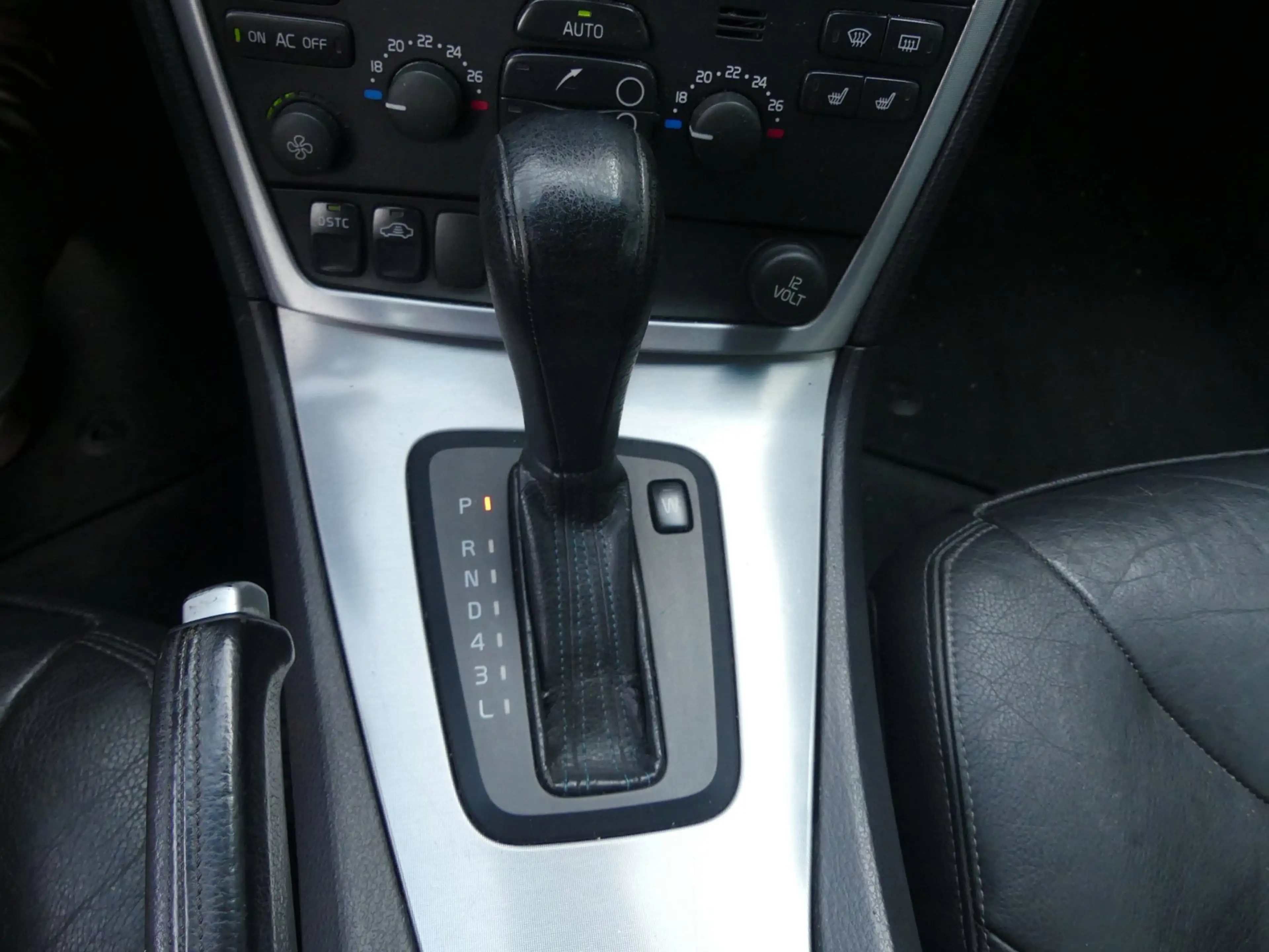 Volvo V70 2.4 Momentum Automaat ECC Navi Leder Cruise Contro — photo 13