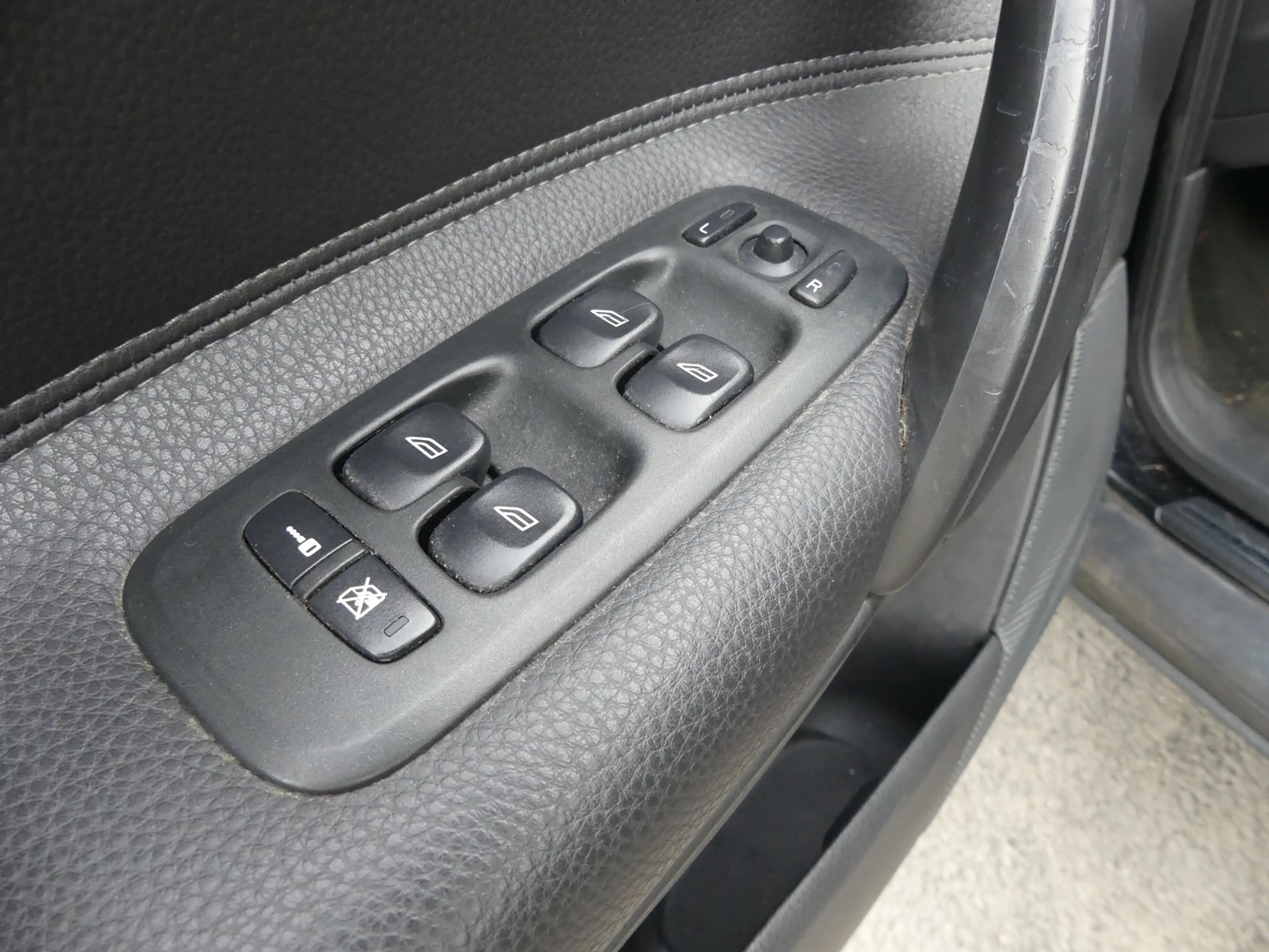 Volvo V70 2.4 Momentum Automaat ECC Navi Leder Cruise Contro — photo 17
