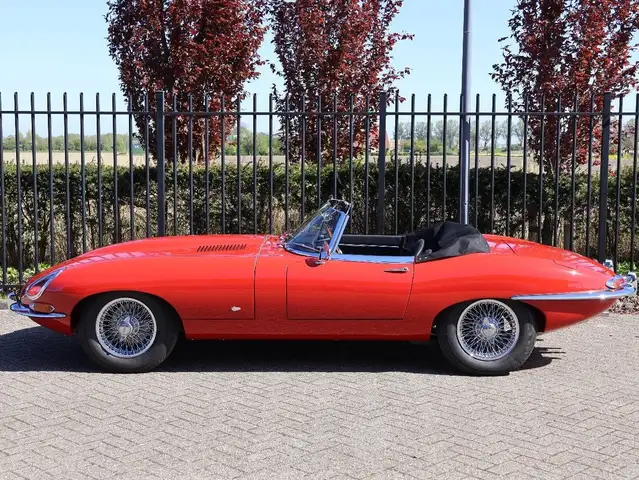 Jaguar E-Type view 3