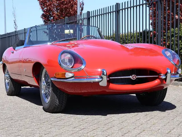 Jaguar E-Type view 11
