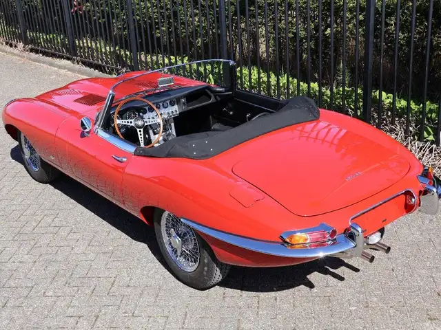 Jaguar E-Type view 4