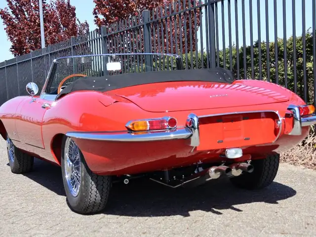 Jaguar E-Type view 5