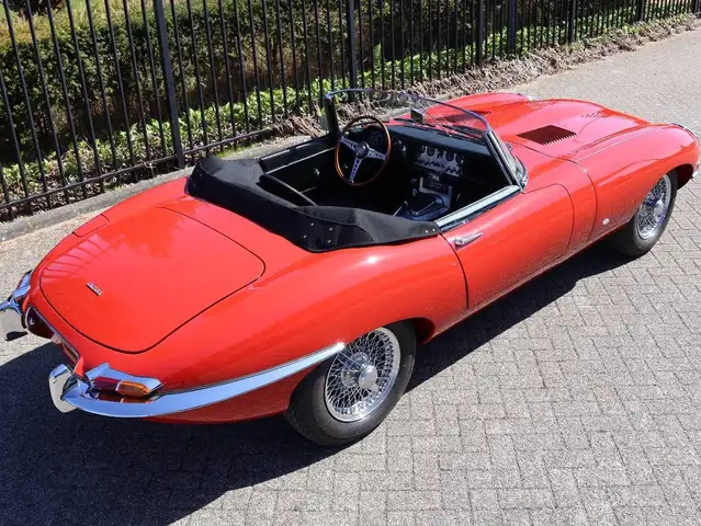 Jaguar E-Type view 7