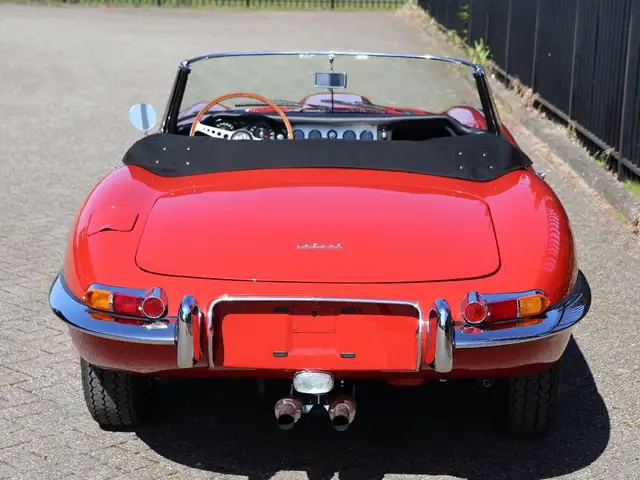 Jaguar E-Type view 6