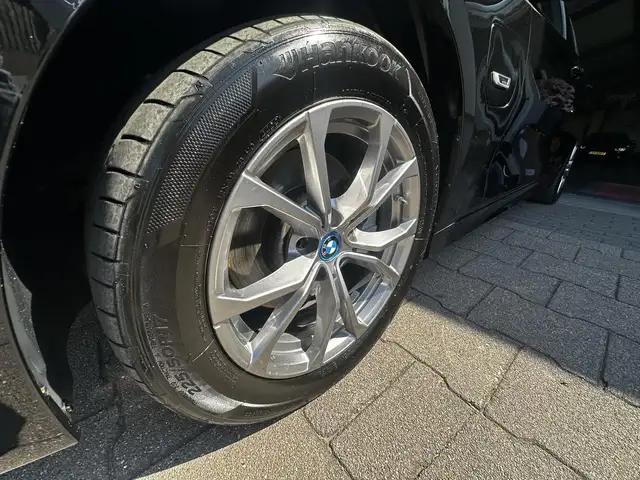 BMW 3 Series view 22