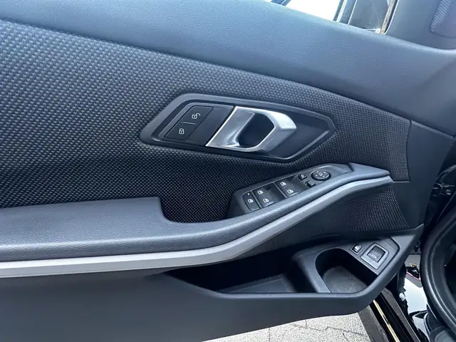 BMW 3 Series view 17