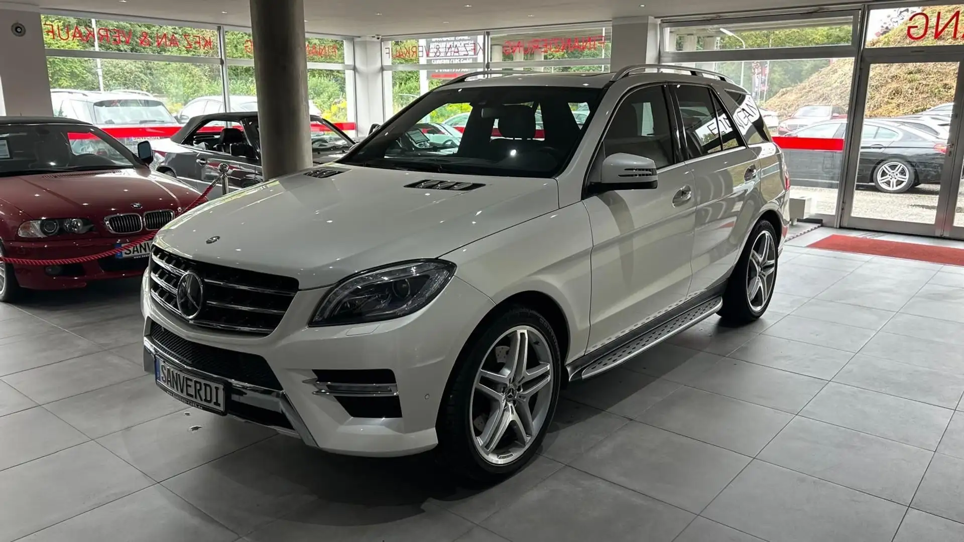 Mercedes-Benz ML 500 4MATIC BlueEFFICIENCY AMG-SPORTPAKET Bílá - 1