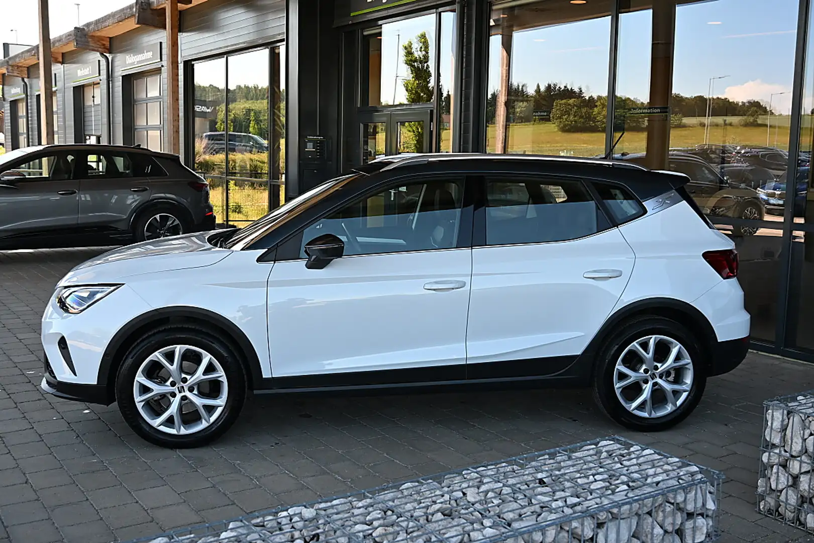 SEAT Arona 1,0 Eco TSI FR ACC, LED, Navi, Kamera, Parklenk... Weiß - 2