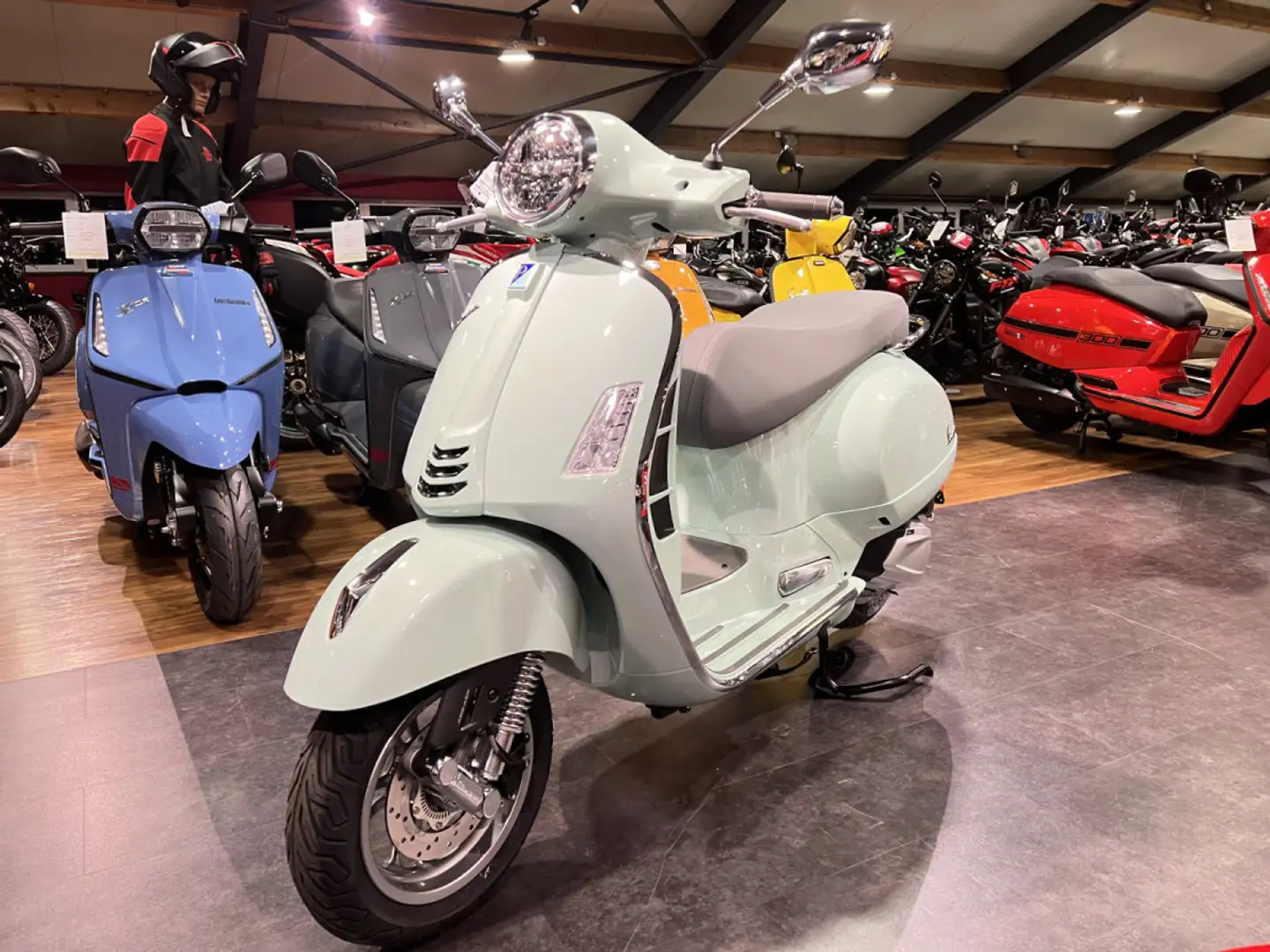 Vespa GTS 310 Classica Zwart - 2