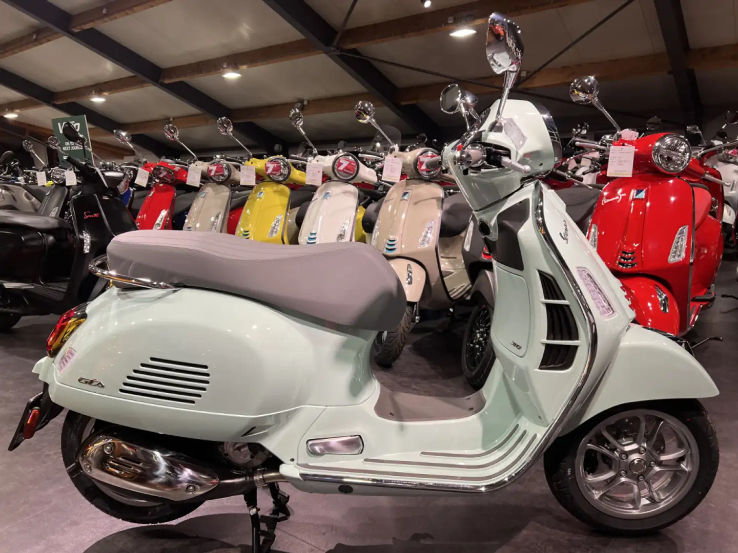 Vespa GTS 310 Classica Zwart - 1