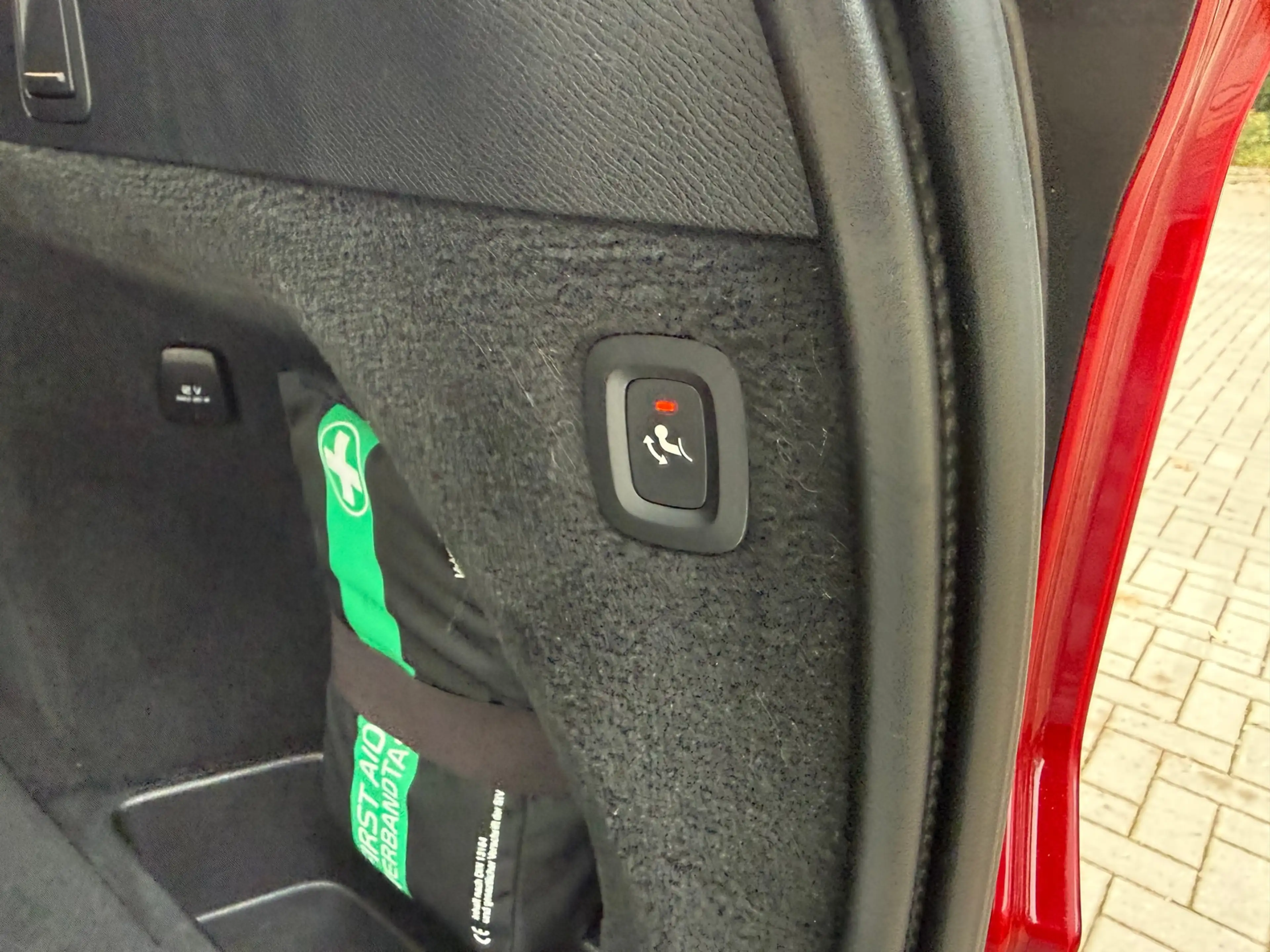 Volvo XC90 2.0 T8 Twin Engine AWD Momentum — photo 31