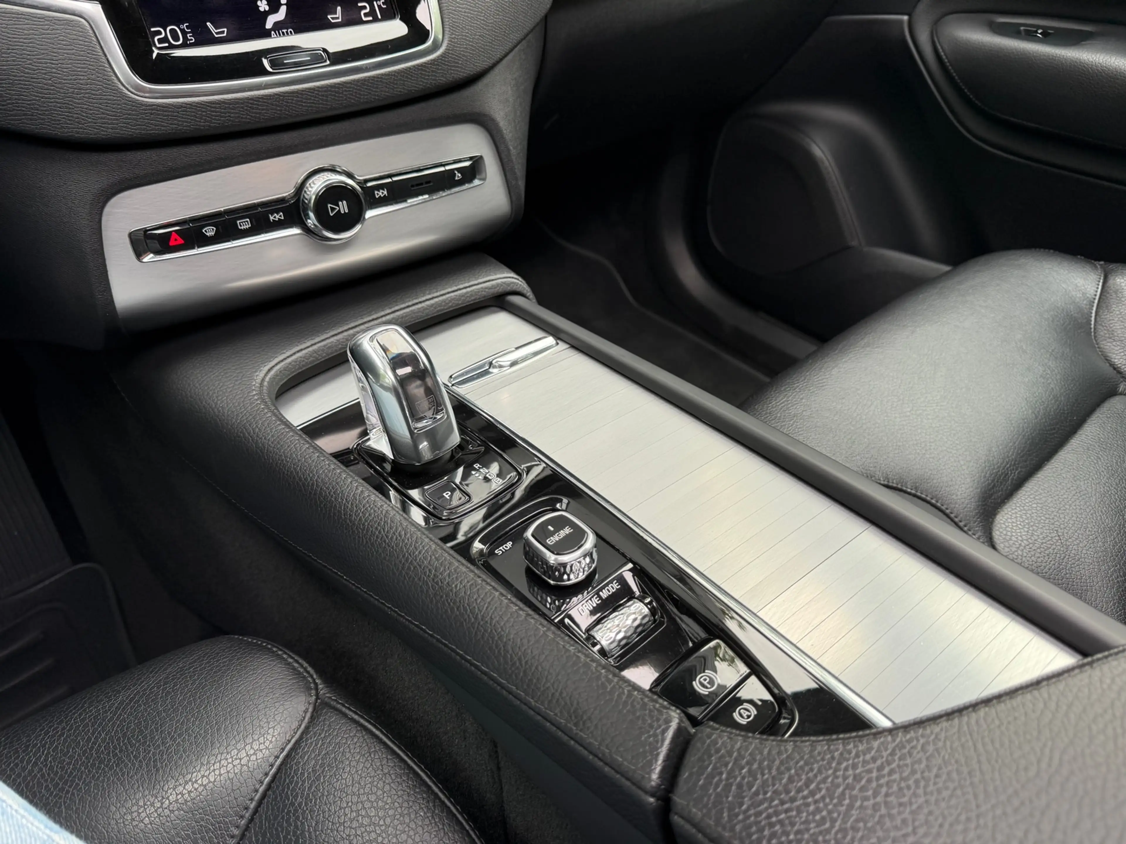Volvo XC90 2.0 T8 Twin Engine AWD Momentum — photo 16