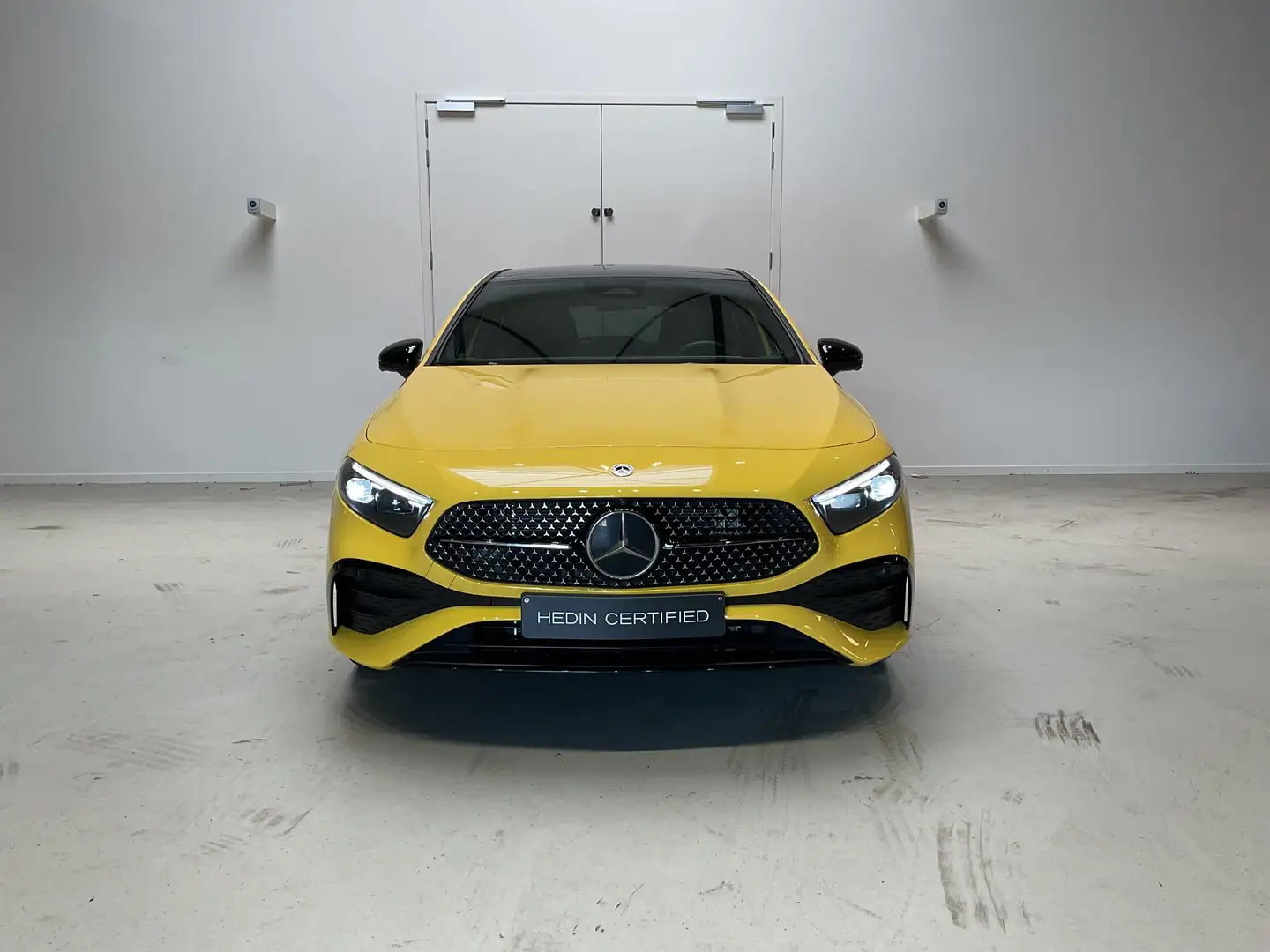 Mercedes-Benz A 250 e Hatchback AMG Line | Panoramisch Dak | Head-Up D Geel - 2