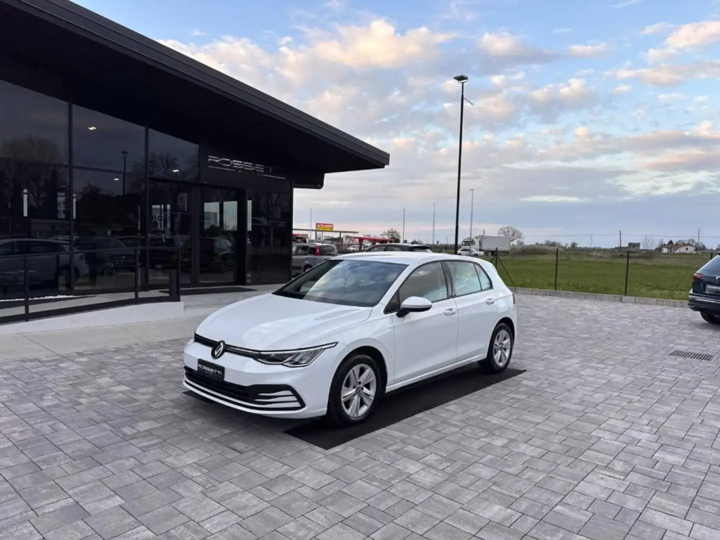 Volkswagen Golf 1.0 TSI EVO Life ANCHE NEOPATENTATI Bianco - 2