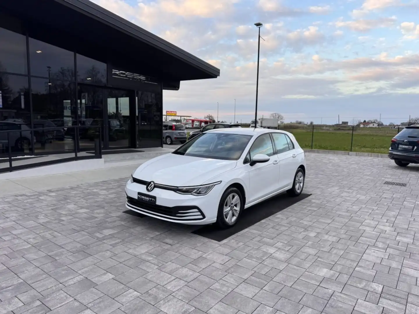 Volkswagen Golf 1.0 TSI EVO Life ANCHE NEOPATENTATI Bianco - 1