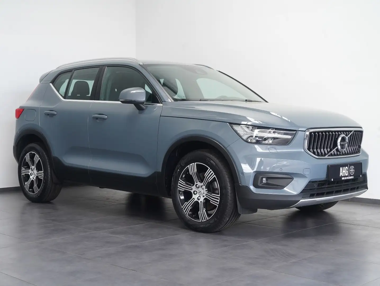 Volvo XC40 B4 B Inscription LED/NAVI/ACC/LEDER/360° Šedá - 2
