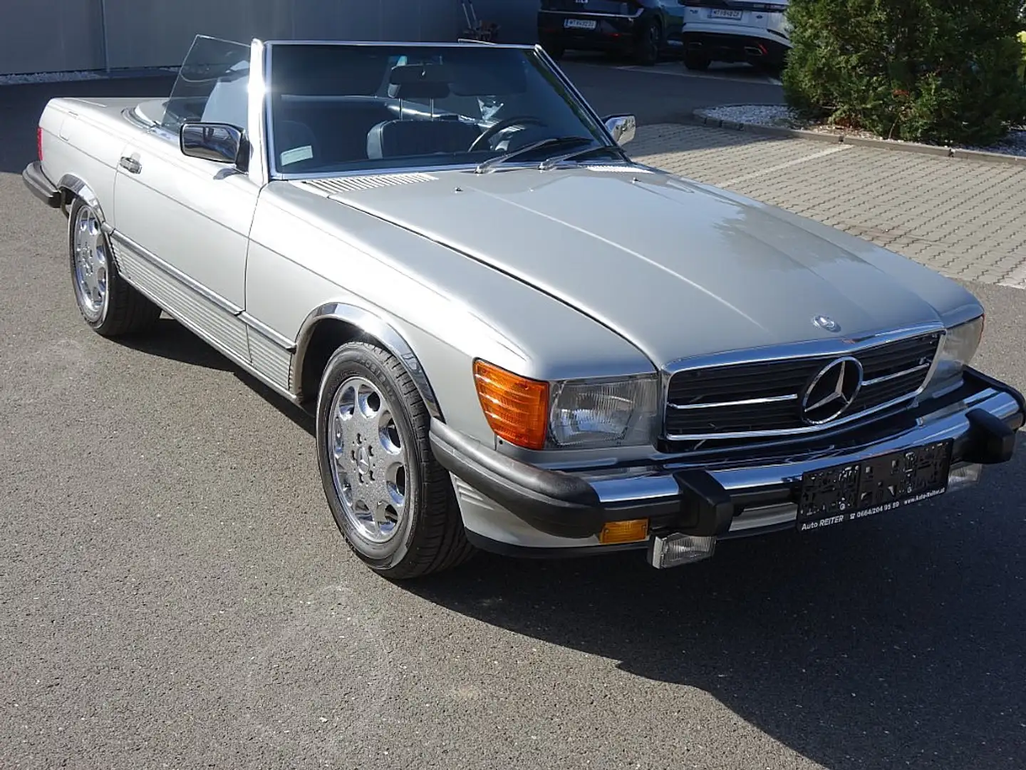 Mercedes-Benz 560 SL Cabrio Mercedes 560SL Cabrio im Topzustand Срібний - 1