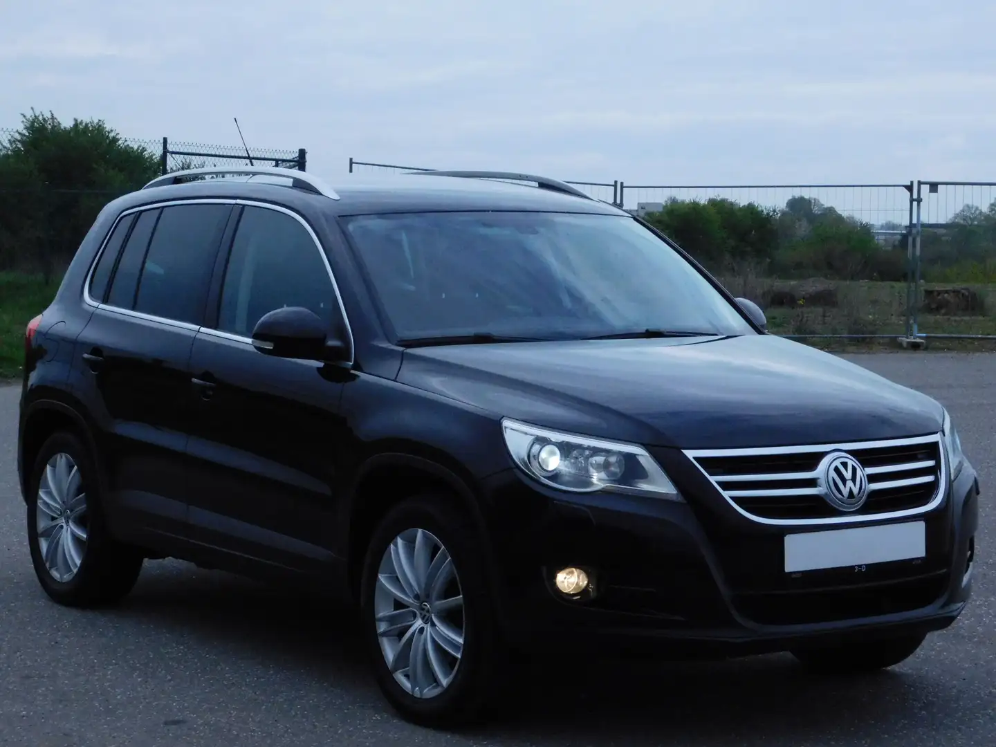 Volkswagen Tiguan 2.0 TDI 4Motion Team Xenon AHK Allrad Service neu Schwarz - 2