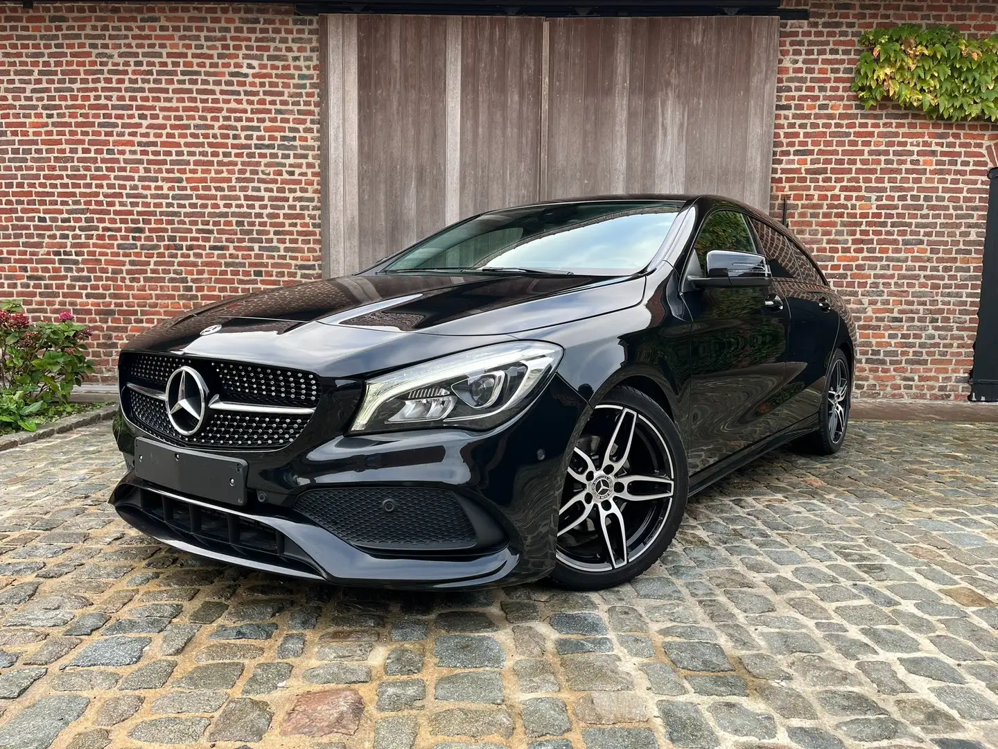 Mercedes-Benz CLA 180 SB 7G-DCT AMG Line Panodak Trekhaak Nightpack Zwart - 1