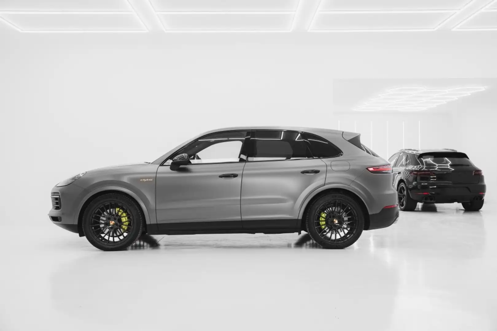 Porsche Cayenne E-Hybrid Aut. Grijs - 2