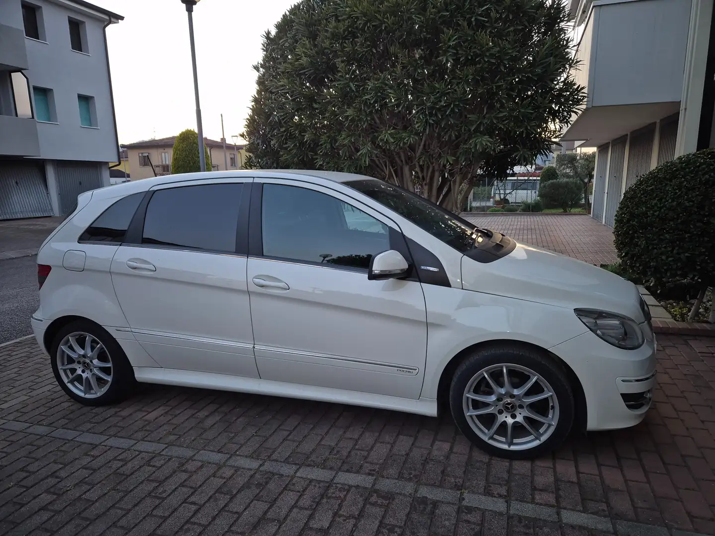 Mercedes-Benz B 180 B 180 be Premium Bianco - 2