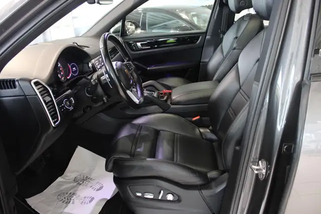 Porsche Cayenne view 15