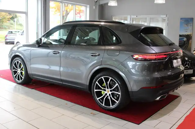 Porsche Cayenne view 3