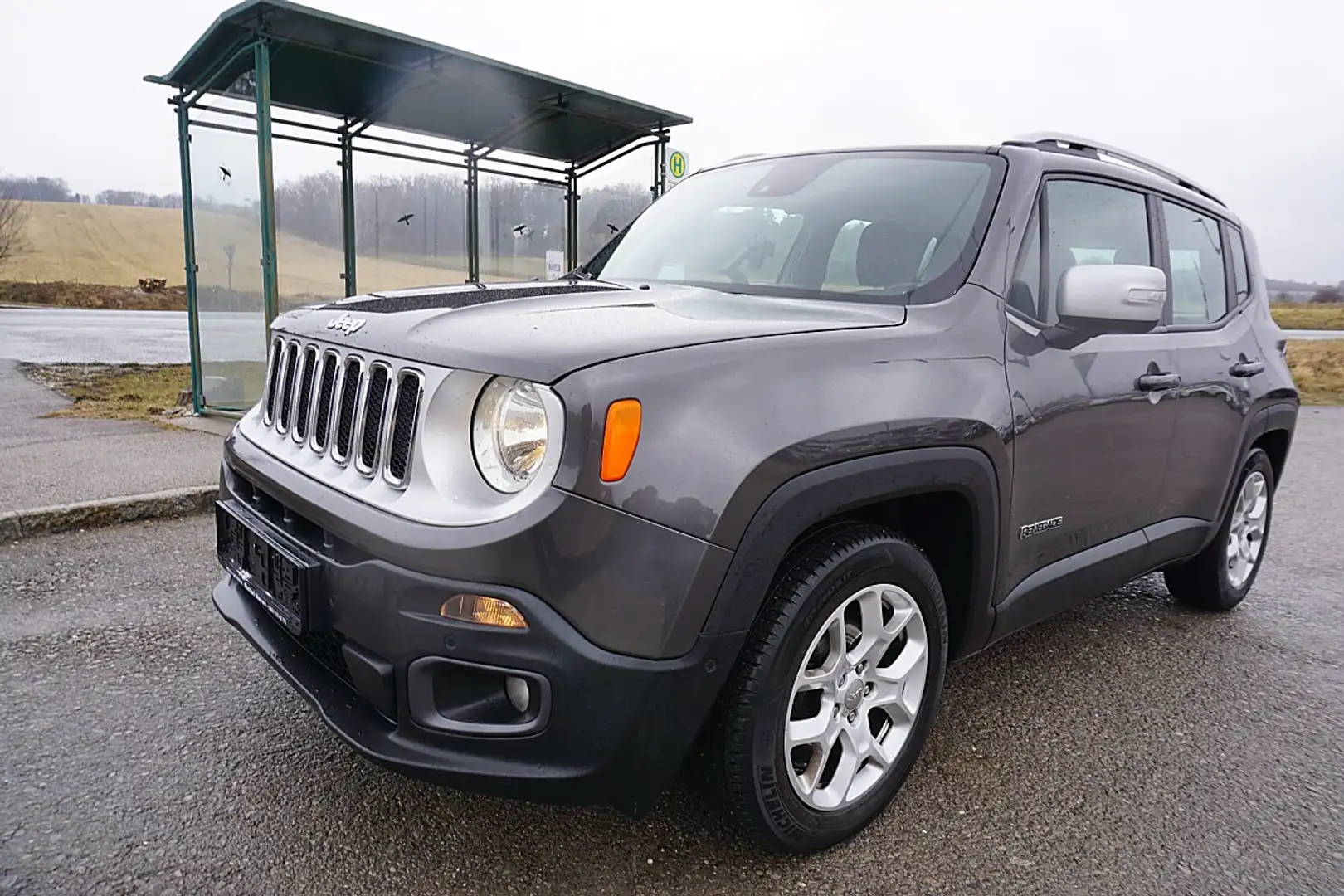 Jeep Renegade 1,6 MultiJet II FWD 6MT 120 Sport Grau - 2