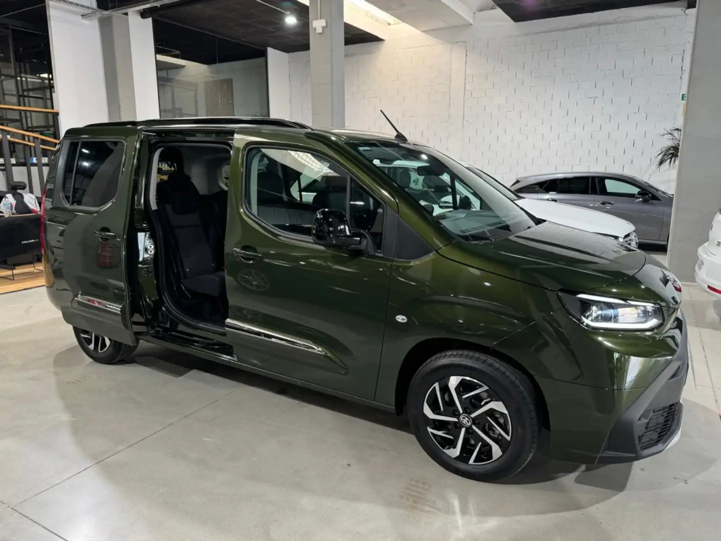 Toyota Proace City Family L2 1.5D 7pl. Active Aut. Verde - 1
