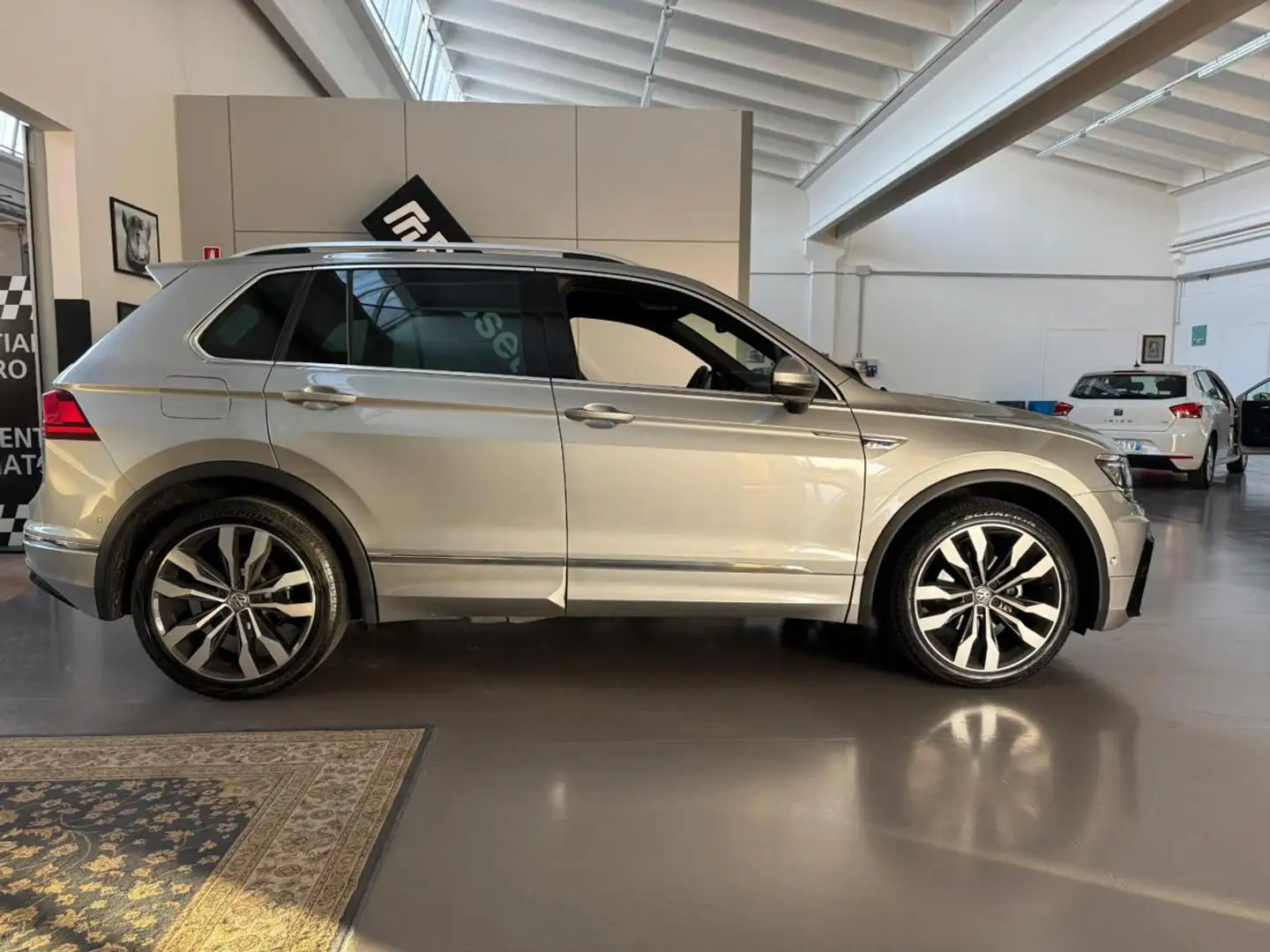Volkswagen Tiguan 2.0 TDI DSG Advanced R-LINE Exterior Pack Gris - 2